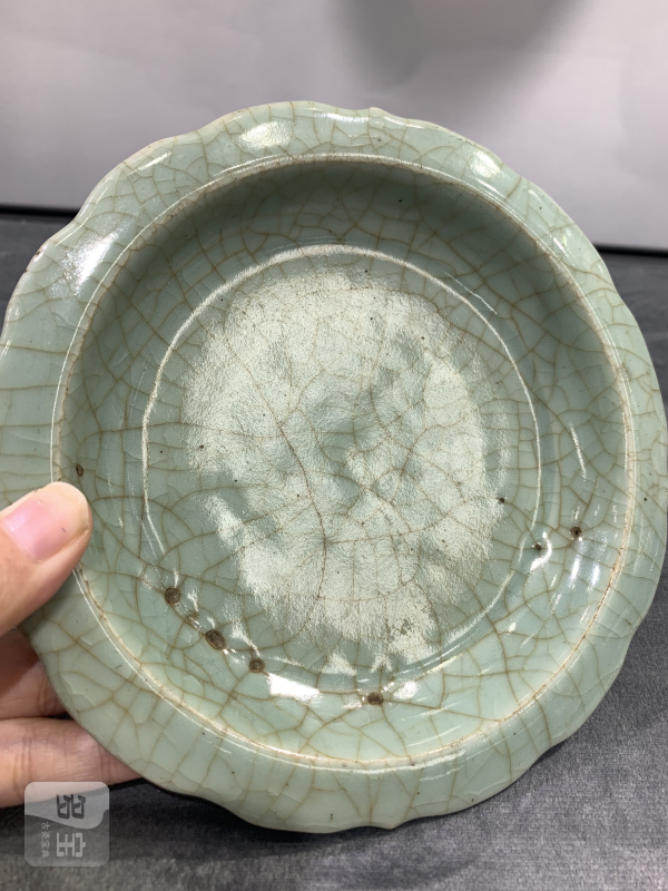 明中晚期仿龙泉青釉葵口盘 - 图4